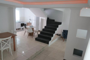 Sobrado com Quintal distante 10 mns de Balneário Camboriú